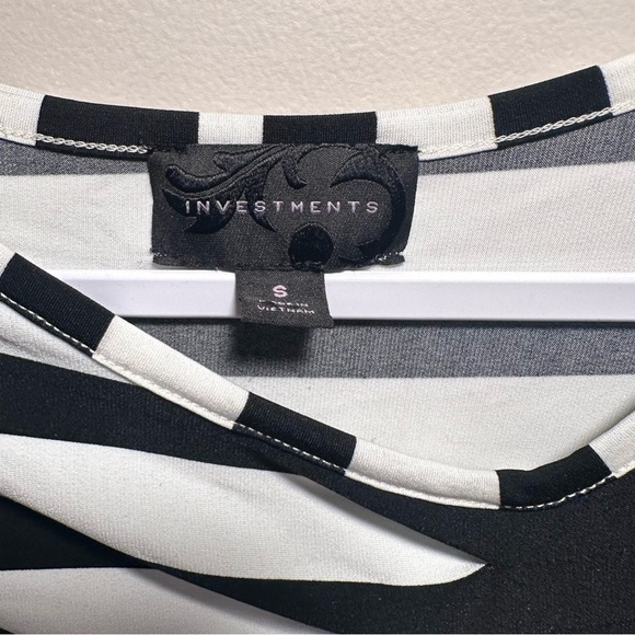 3x25* Investments Blue Floral Top B&W Stripes Size Small Stretchy & Elegant - Picture 3 of 15